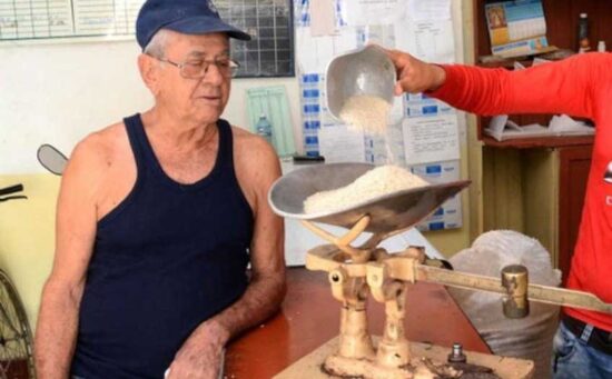 Se trabaja para situar en las bodegas y demás unidades el arroz y los chícharos de la cuota de marzo. Foto: Sitio del Mincin.