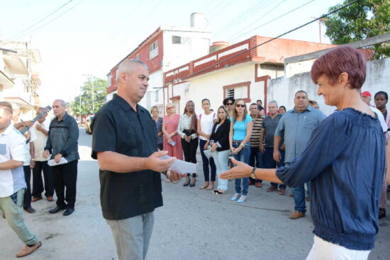 Mirelys Rodríguez, vicepresidente de la Cátedra, recibe el documento que acredita oficialmente la fundación de la Cátedra.