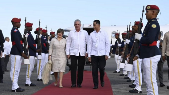 El presidente de Cuba, Miguel Díaz-Canel, arribó hoy a República Dominicana al frente de la delegación de la nación caribeña que participará en la XXVIII Cumbre Iberoamericana de Jefes y de Estado y de Gobierno. Foto: Twitter/@BrunoRguezP.