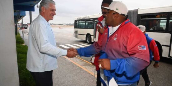 Díaz-Canel recibe al equipo Cuba. Foto: Estudios Revolución.