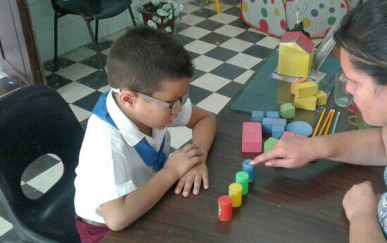 La Enseñanza Especial forma a niños y jóvenes con necesidades educativas especiales y los prepara para su reinserción social.