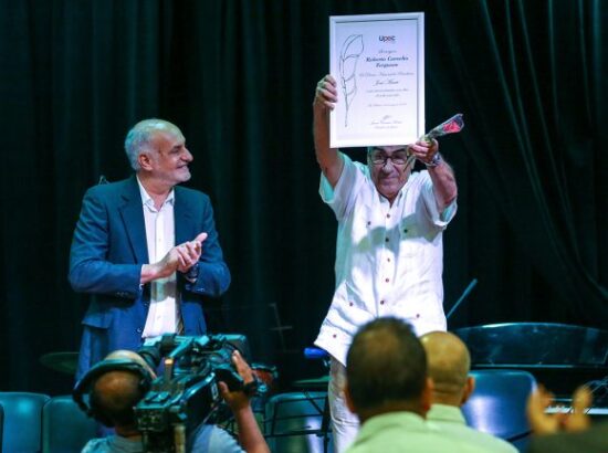 Entregan premio José Martí por la obra de la vida a Roberto Ferguson. Foto: Abel Padrón Padilla/ Cubadebate