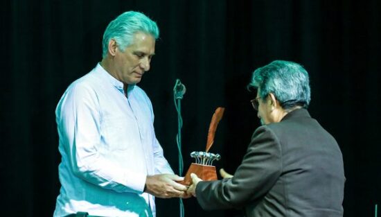 Miguel Díaz Canel, Presidente de la República, entrega el premio José Martí por la obra de la vida a él fotorreportero, Juvenal Balán Neyra. Foto: Abel Padrón Padilla/ Cubadebate