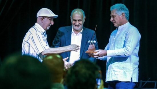 Miguel Díaz Canel, Presidente de la República, entrega el premio José Martí por la obra de la vida a José Antonio Fulgueiras. Foto: Abel Padrón Padilla/ Cubadebate