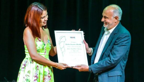 Thalía Fuentes Puebla, periodista de Cubadebate, recibe el premio Juan Gualberto Gómez por la obra del año. Foto: Abel Padrón Padilla/ Cubadebate