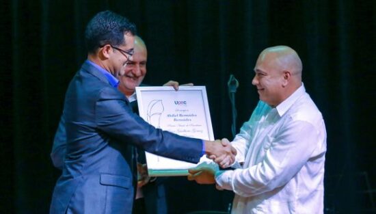 Abdiel Bermúdez Bermúdez, periodista del sistema informativo, recibe el premio Juan Gualberto Gómez por la obra del año. Foto: Abel Padrón Padilla/ Cubadebate