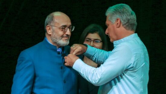 Miguel Díaz Canel, Presidente de la República impone la medalla de la amistad a Ghassan Ben Jeddou, director del canal de televisión satelital panárabe Al Mayadeen. . Foto: Abel Padrón Padilla/ Cubadebate