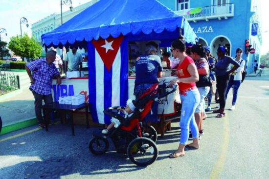 Las cinco carpas ubicadas en los alrededores del parque Serafín Sánchez y el bulevar iniciaron las ventas