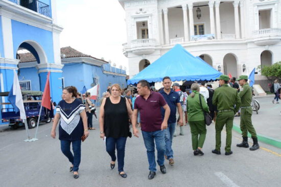 Deivy Pérez Martín, miembro del Comité Central del Partido Comunista de Cuba y primera secretaria de la organización en la provincia, y Teresita Romero, gobernadora, recorrieron los puntos de venta.