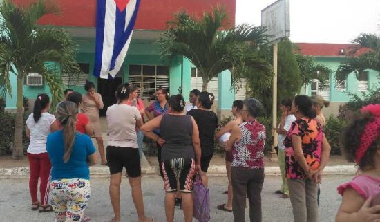 Intercambio con las mujeres en las comunidades. Foto: Yanela Arteaga/Facebook.