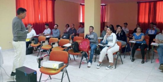 Una vez por semana, trabajadores del Complejo Topes de Collantes se reúnen en las aulas para recibir las clases. Fotos: Cortesía de la fuente.
