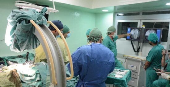 La cirugía fue practicada por un grupo de expertos de La Habana y ortopédicos de la provincia. Fotos: Vicente Brito/Escambray.