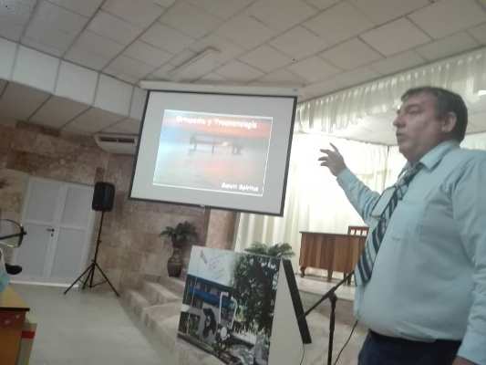 El taller está dedicado a las diferentes formas de tratamiento de las patologías que originan el dolor lumbar. Foto: Arelys García Acosta/Radio Sancti Spíritus.