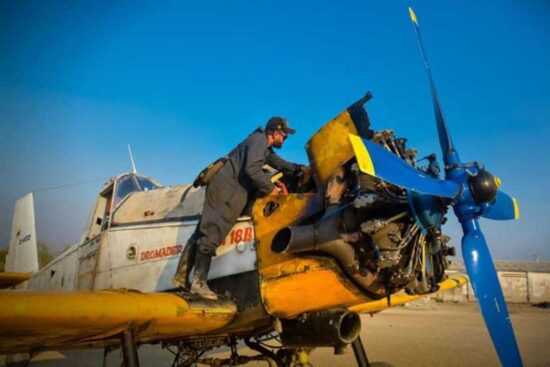 Los técnicos velan por el estado de los aviones y garantizan desde tierra las medidas de seguridad.