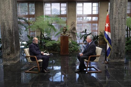 Miguel Díaz-Canel en conversación con el canal panárabe Al Mayadeen. Fotos: Prensa Latina