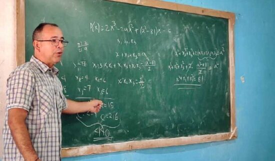 El profesor Carlos Sebrango Rodríguez prepara a alumnos de alto rendimiento en Matemática. Fotos: José Lázaro Peña/Escambray.