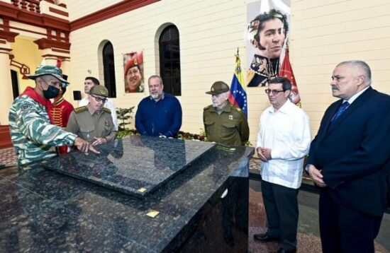 Raúl rinde homenaje a Chávez en Caracas. Foto: Estudios Revolución.