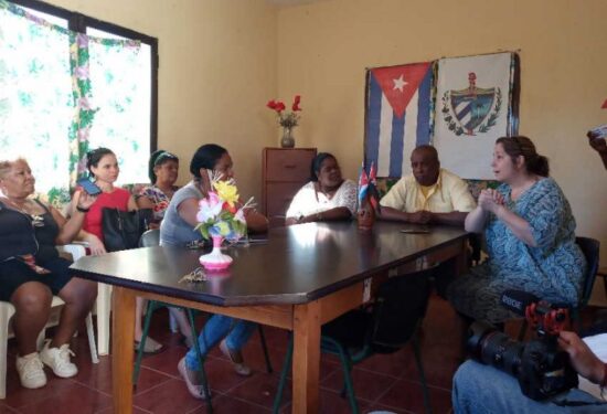 Rosa Miriam durante un intercambio con trabajadores de la emisora local. Foto: Ana Martha Panadés/Escambray.