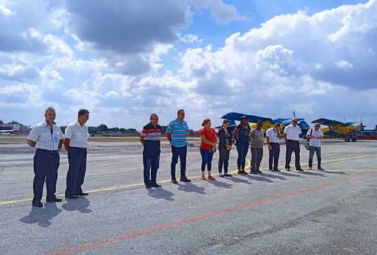 Autoridades del Partido, el Gobierno y del Transporte recibieron a los pilotos y técnicos en el aeropuerto espirituano.