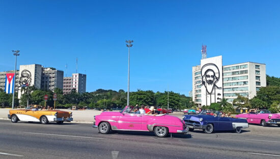 Aceptar nuevamente dólares en efectivo en bancos e instituciones financieras no bancarias repercutirá favorablemente en el turismo, opina experto cubano. Foto: ACN.