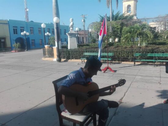 El trovador Pável Esquerra, da su aporte a este homenaje a Martí, en medio de la Jornada de la Victoria.