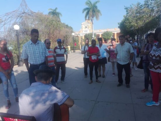 En el parque Céspedes, frente al busto de José Martí, encuentro auspiciado por la Casa de la Amistad y el ICAP, también con participación de diversos sectores como Cultura y Deportes. Fotos: Alipio Martínez Romero/Radio Trinidad Digital.