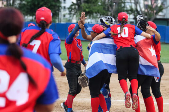 Equipo Cuba de Softbol en los V Juegos del ALBA, festeja su victoria.