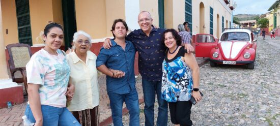 Mauricio Figueiral con Yudit Vidal Faife, afamada pintora, líder del proyecto “Entre hilos, alas y pinceles”, el cantautor Carlitos Irarragorri y la cantante Nélida Pomares.