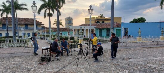 Grabaciones de Mauricio Figueiral y su equipo de filmación en el mágico escenario de la Plaza Mayor, en el corazón del Centro Histórico de Trinidad, Patrimonio Cultural de la Humanidad de la UNESCO.