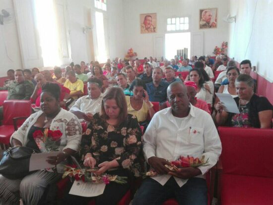 En primer plano, los tres diputados electos en Trinidad para representar al municipio en el parlamento cubano, una vez acreditados en la Asamblea Municipal del Poder Popular. Fotos: Alipio Martínez Romero/Radio Trinidad Digital.