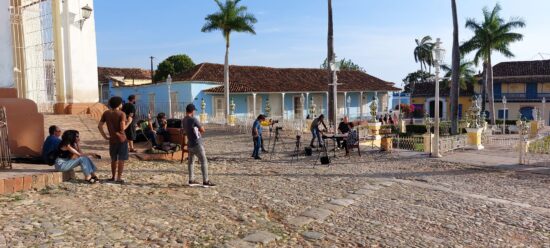 Grabaciones de Mauricio Figueiral y su equipo de filmación en el mágico escenario de la Plaza Mayor, en el corazón del Centro Histórico de Trinidad, Patrimonio Cultural de la Humanidad de la UNESCO.