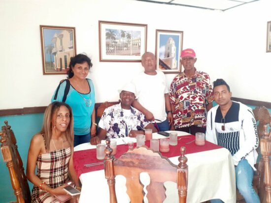 Realizadores de TV Camagüey en La Bodeguita Trinitaria, centro del sector gastronómico.