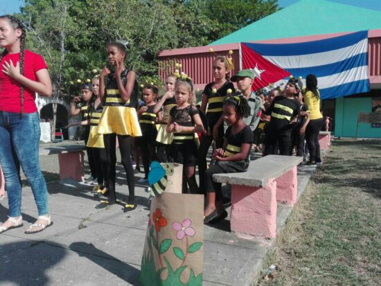 Los niños, y La Colmenita trinitaria, aportaron su cuota de alegría y colorido.