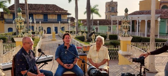 Momentos inolvidables en Trinidad de Cuba con Mauricio Figueiral y su equipo de filmación. Grandes personalidades de la cultura trinitaria. En la foto, con Nélida Pomares y Carlitos Irarragorri. Fotos tomadas del perfil en Facebook de Felicia De Las Mercedes Borrell Rodríguez.