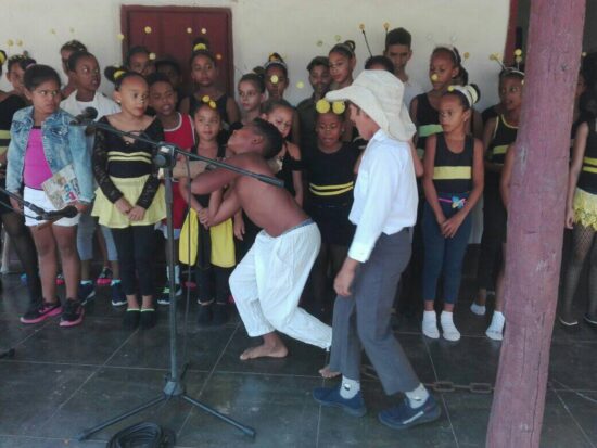 La Colmenita de la primaria de Manaca-Iznaga recrea pasajes de nuestra historia patria. Fotos: Alipio Martínez Romero/Radio Trinidad Digital.