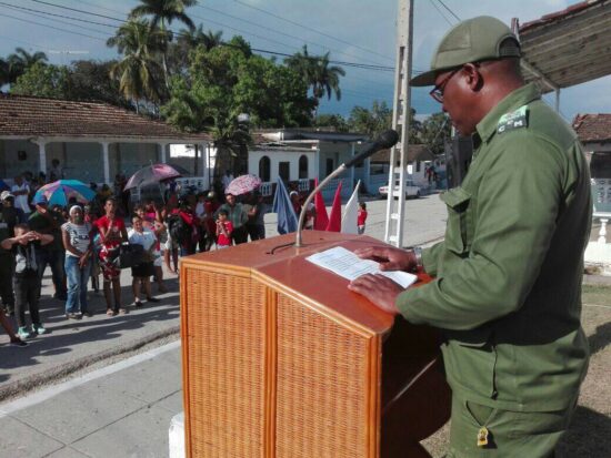 El Presidente del Consejo de Defensa Municipal de Trinidad, Denia Díaz Peláez, pronuncia las palabras finales Día Territorial de la Defensa.