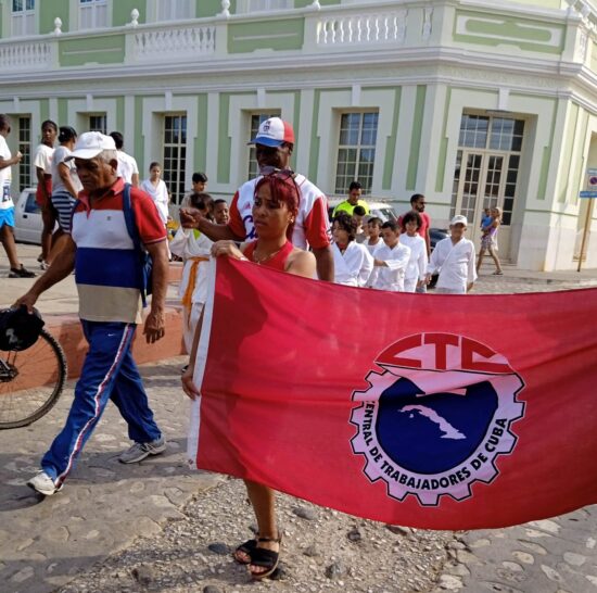 Deportistas e instructores de deportes, presentes en el homenaje, también como saludo al Primero de Mayo.