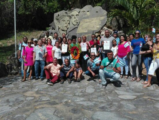 Cuadros, trabajadores y ex dirigentes del PCC en Trinidad ante el monumento a Alberto Delgado.