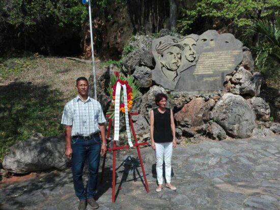 Ofrenda floral ante el monumento erigido a la memoria del Héroe de la Seguridad del Estado, Alberto Delgado Delgado, en el aniversario 62 de la victoria de Playa Girón. Fotos: Alipio Martínez Romero/Radio Trinidad Digital.