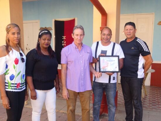 Dirigentes sindicales y administrativos de la sucursal ARTEX Sancti Spíritus, reciben el reconocimiento de la CTC de Trinidad por su labor, y los preparativos para saludar el Primero de Mayo.