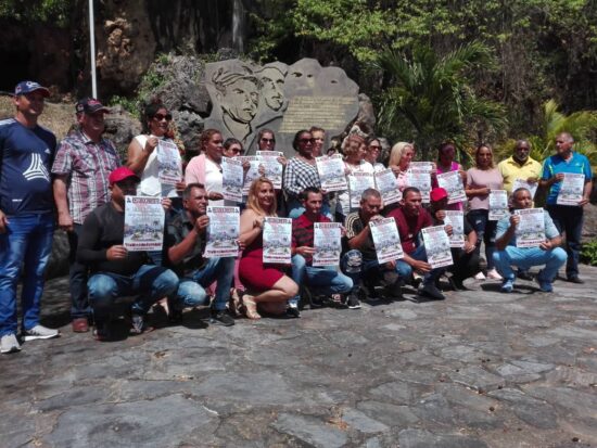 Un grupo de dirigentes de organizaciones de base de de la Cadena de Tiendas Caribe, del Complejo CIMEX Trinidad y de la sucursal ARTEX Sancti Spíritus, recibieron certificados de reconocimiento por el desempeño de sus tareas. Fotos: Alipio Martínez Romero/Radio Trinidad Digital.