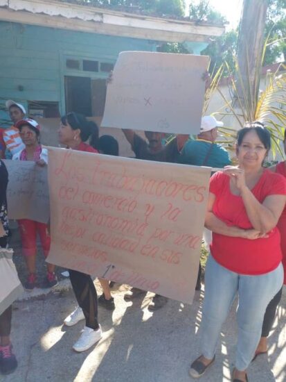 Desfile y concentración por el Primero de Mayo en Caracusey, Trinidad. 