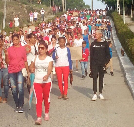 Desfile y concentración por el Primero de Mayo en Condado, Trinidad. 