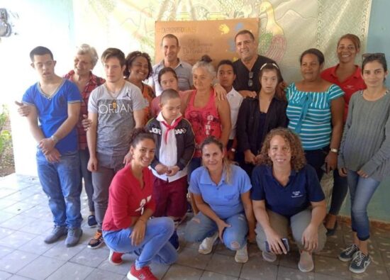 Parte del equipo de Aldaba después de una actividad en la escuela especial Jesús Betancourt de Trinidad.