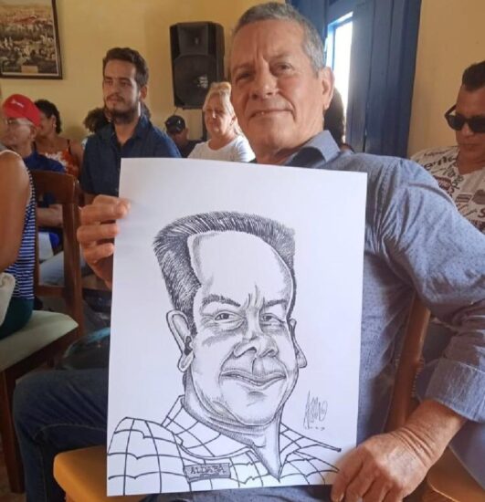 Para Alberto Turiño, director de esta empresa, Aldaba consolida un modelo de gestión novedoso. En la foto, con una caricatura hecha por Daniel Acebo Rodríguez.