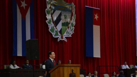 Vuong Dinh Hue intervino en la sesión extraordinaria del Parlamento cubano. Fotos: ACN.