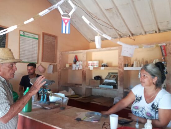 Las unidades comerciales se engalanan para saludar el Día Internacional de los Trabajadores. Foto: Belkis Niebla López/Radio Trinidad Digital.