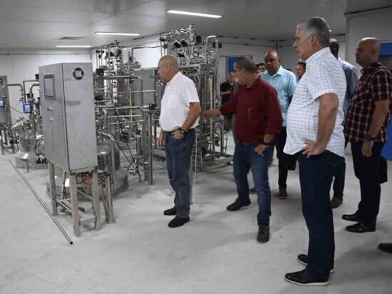 El presidente cubano visitó el complejo industrial Labiofam. Foto: PL.