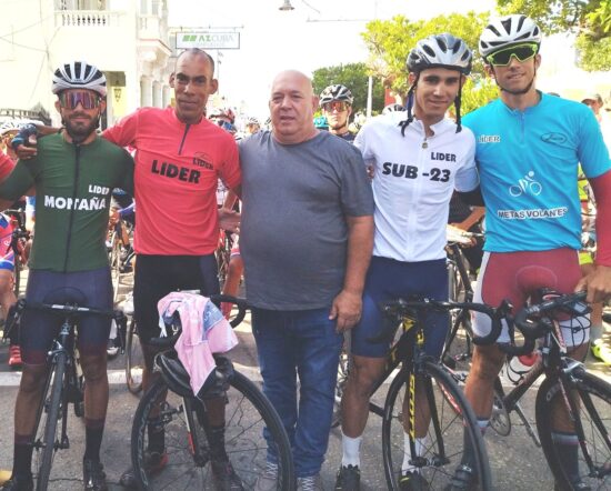 El espirituano Ricardo Delgado (segundo de derecha a izquierda) líder sub 23, junto a los restantes campeones de la general individual, metas volantes y titular de montaña.