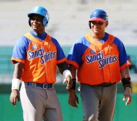 El trinitario Yunier Mendoza junto a Frederich Cepeda, dentro de los cinco peloteros que más hits han conectado en Series Nacionales.